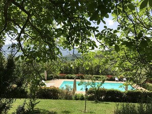 Outdoor pool - Residence Serena with a view of the Monte Subasio (San Presto)
