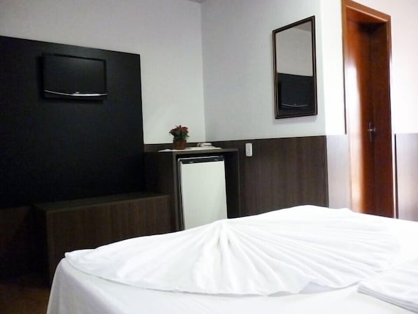 Minibar, cortinas blackout, tabla de planchar con plancha y wifi gratis