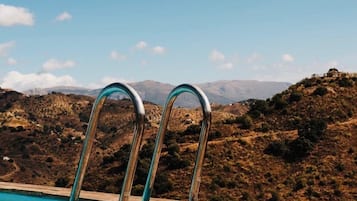 Una piscina al aire libre de temporada