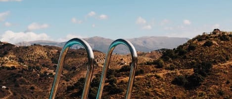 Una piscina al aire libre de temporada