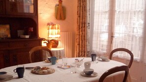 Free daily full breakfast 