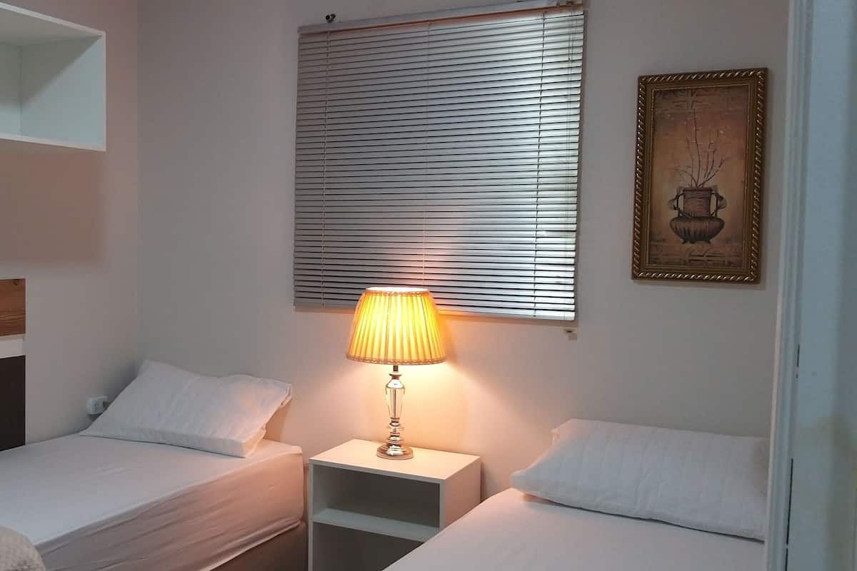1 bedroom, Egyptian cotton sheets, premium bedding, down comforters