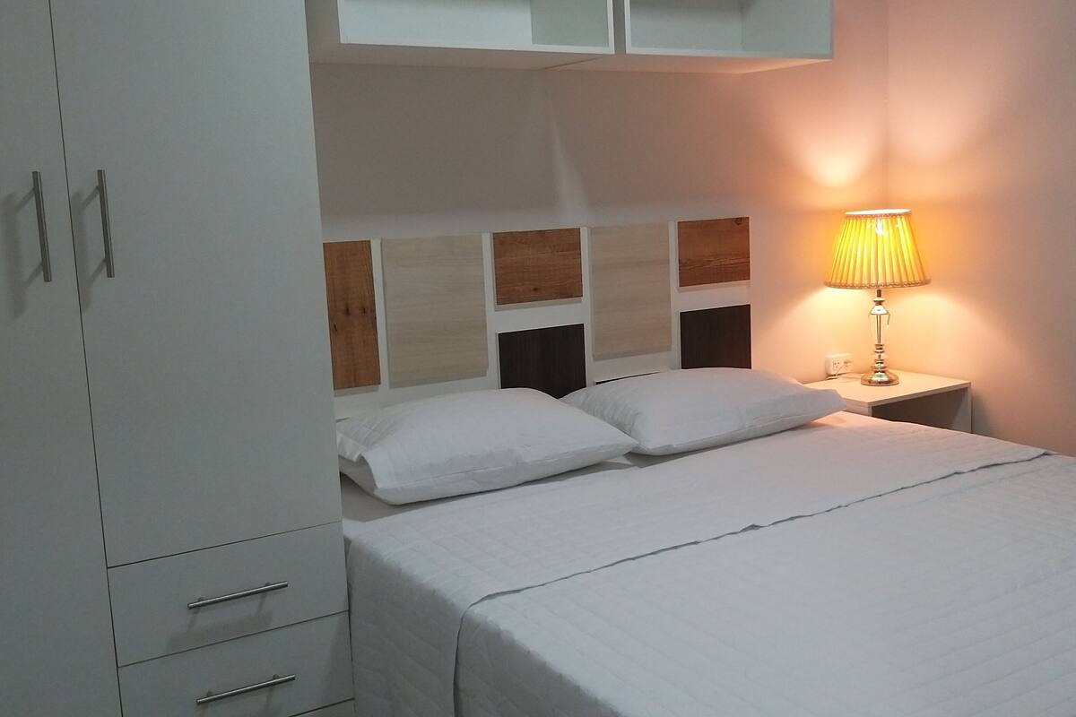 1 bedroom, Egyptian cotton sheets, premium bedding, down comforters