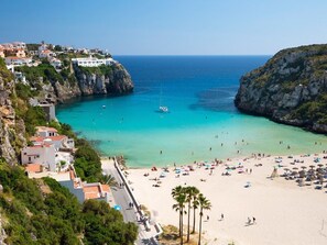 Playa en los alrededores, camastros y toallas de playa 