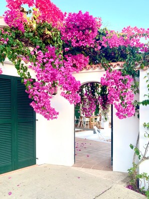 Outdoor dining - VILLA RAIA Binibeca Nou - 5 bedrooms, private pool, close to beach & restaurants (Binibequer Nou)