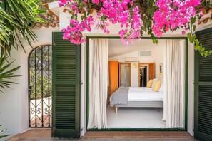 5 habitaciones, escritorio y tabla de planchar con plancha 