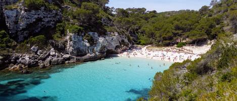 Una playa cerca, sillas reclinables de playa, toallas de playa