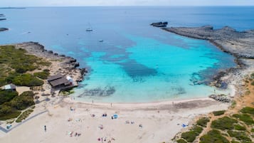 Plage à proximité, chaises longues, serviettes de plage