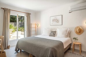 5 Schlafzimmer, Schreibtisch, Bügeleisen/Bügelbrett, Reisekinderbett