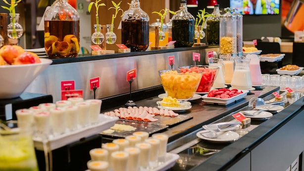 A buffet with various food items and beverages. - ibis Trujillo (Trujillo)