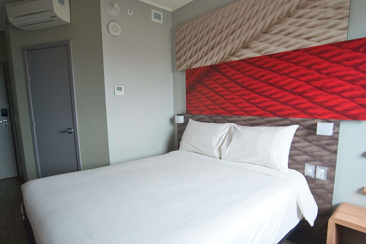 Standard Room, 1 Double Bed | In-room safe, desk, laptop workspace, blackout curtains