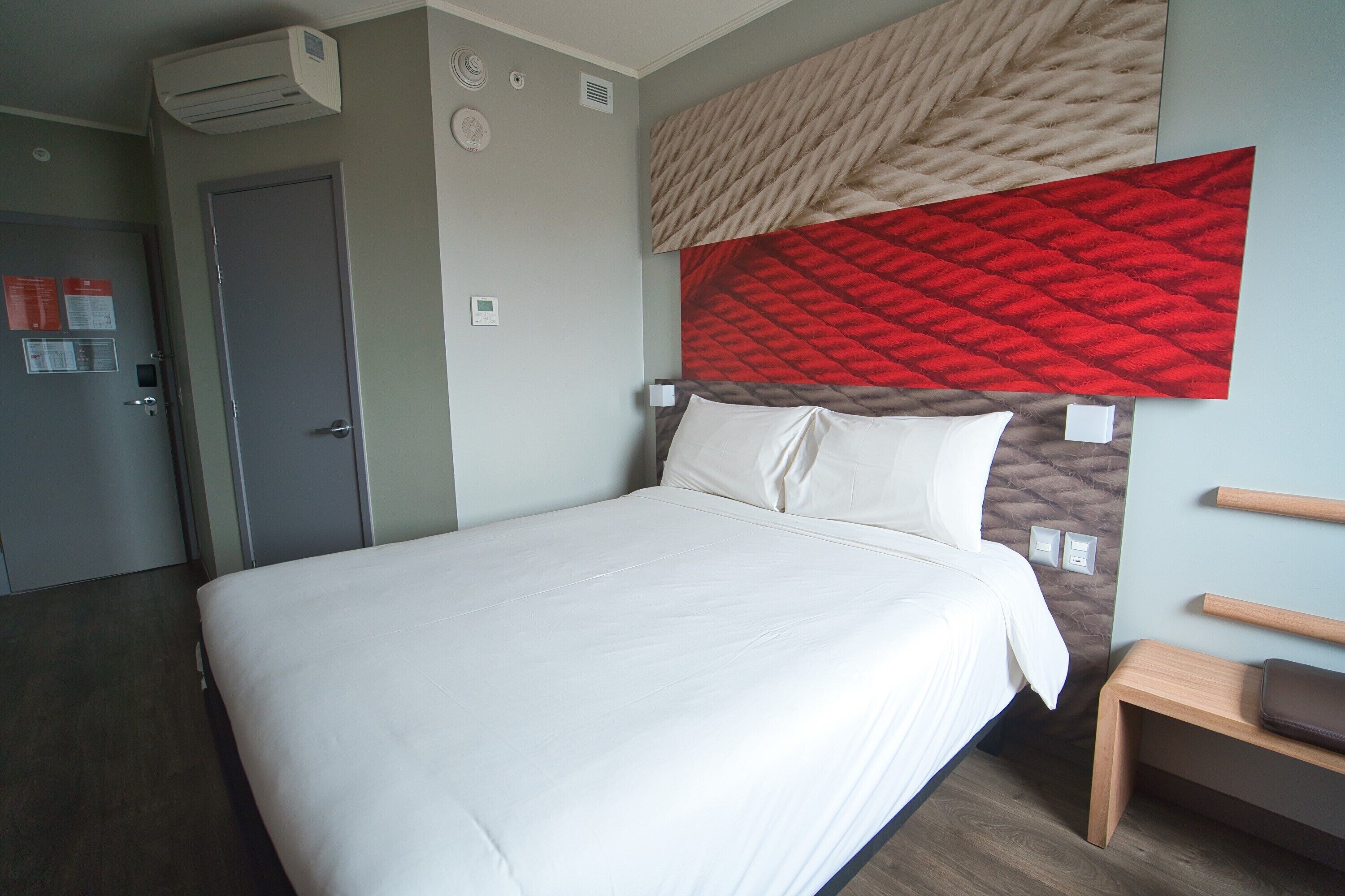 standard room, 1 double bed | in-room safe, desk, laptop workspace, blackout curtains