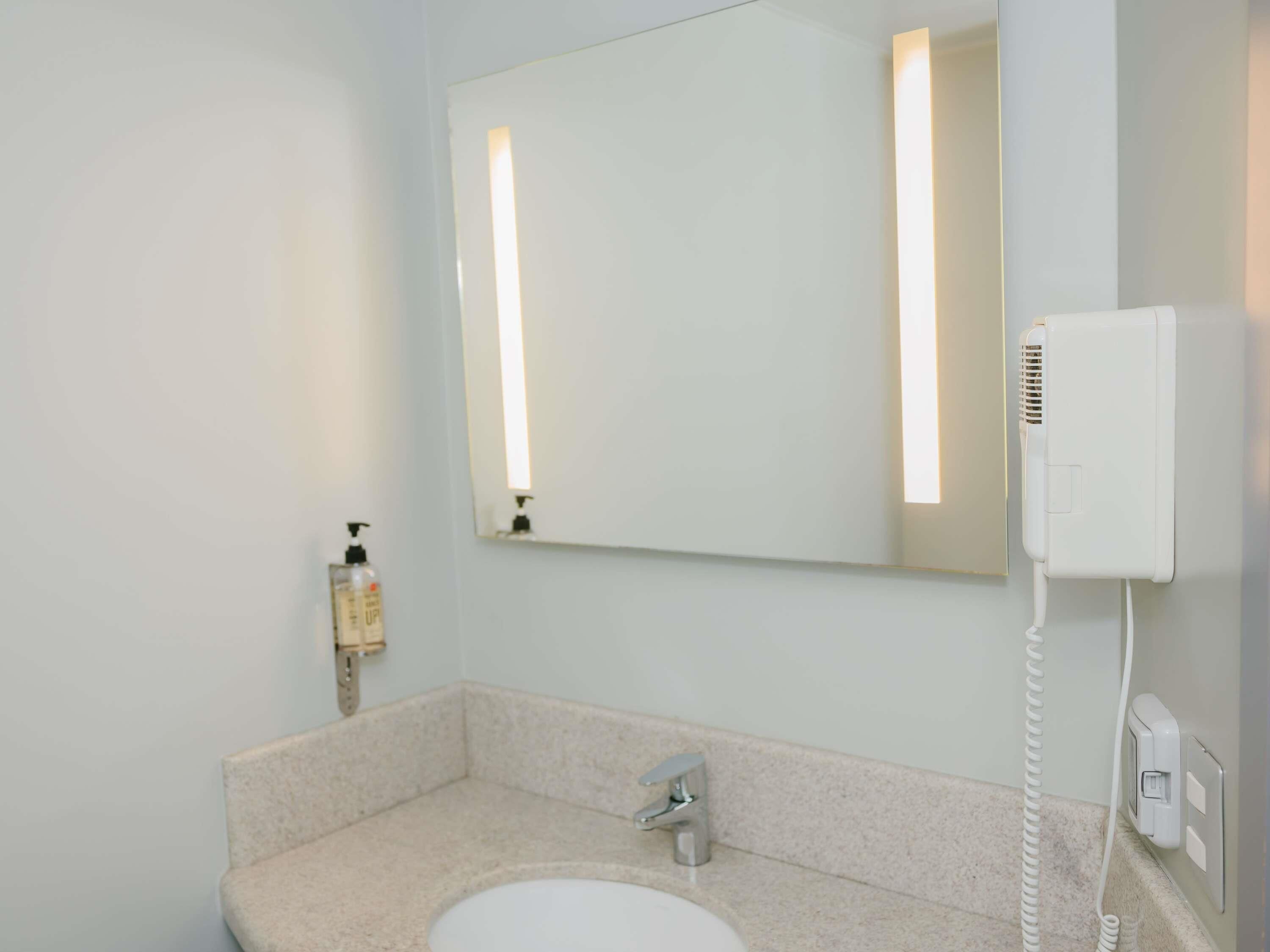 客房内保险箱、办公桌、笔记本电脑工作区、遮光窗帘