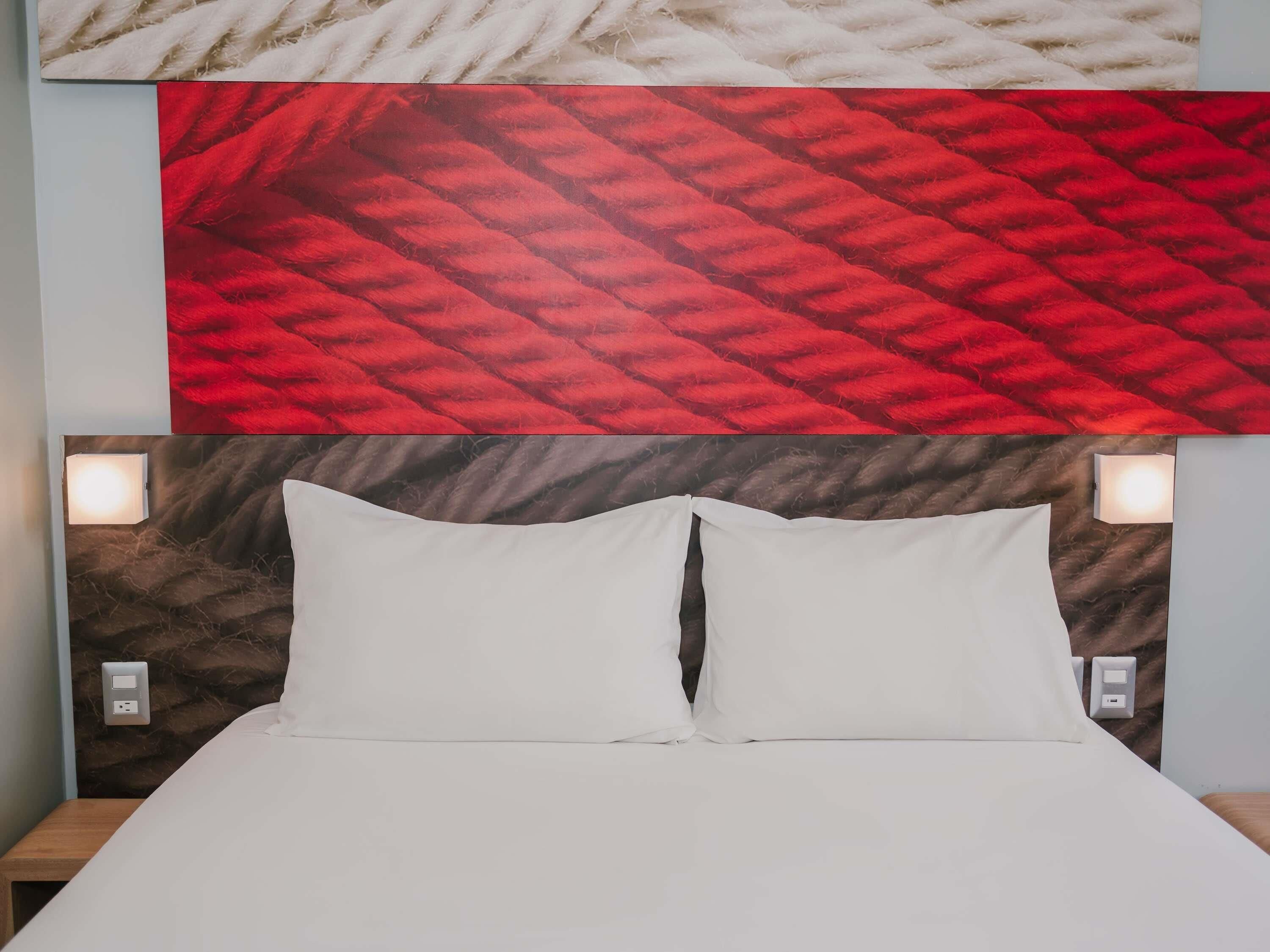 Kamar Standar, 1 Tempat Tidur Double | Brankas, meja kerja, ruang kerja ramah laptop, dan tirai kedap cahaya