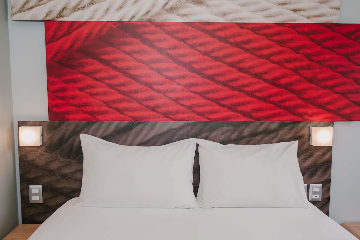 Kamar Standar, 1 Tempat Tidur Double | Brankas, meja kerja, ruang kerja ramah laptop, dan tirai kedap cahaya