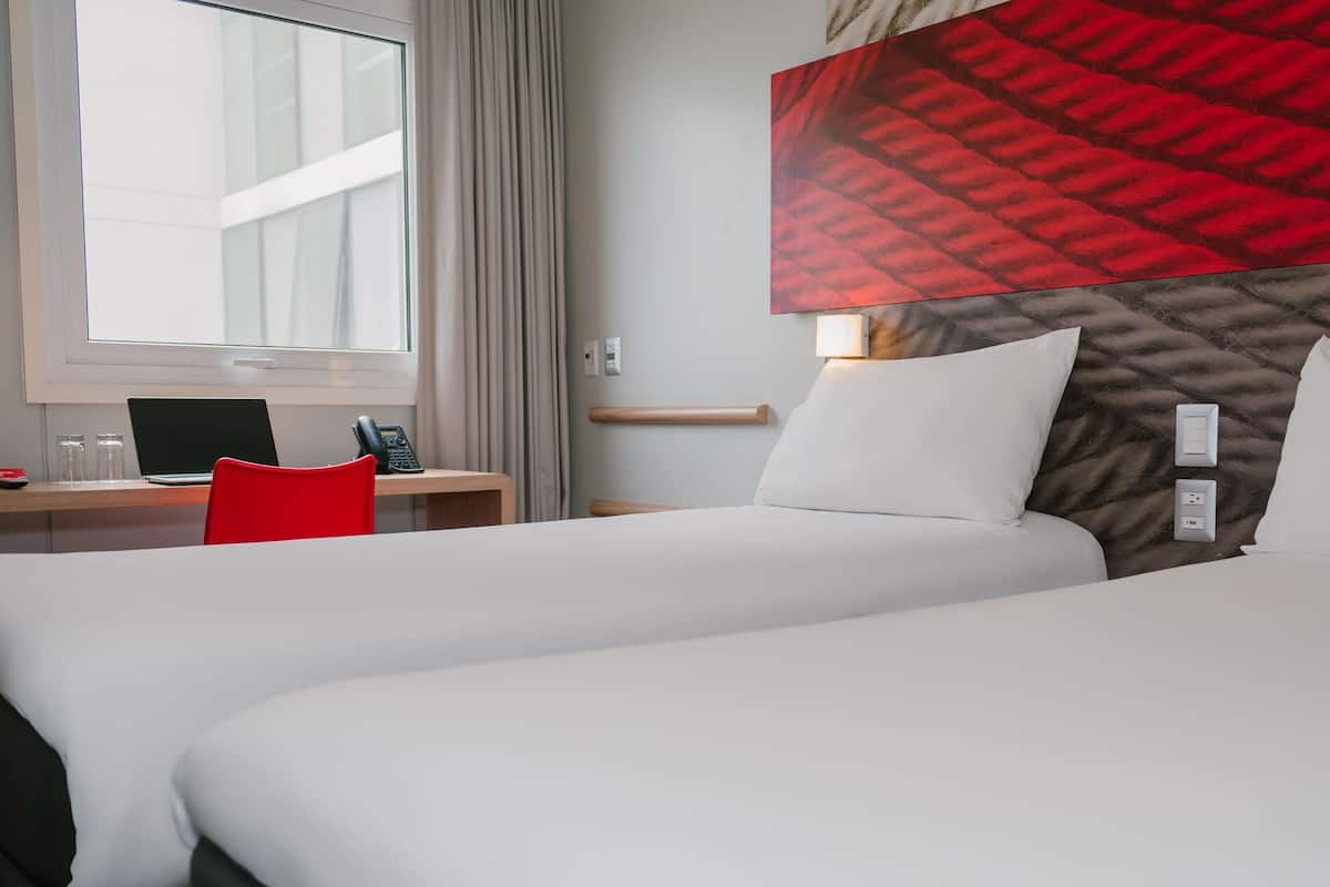 Kamar Standar, 2 Tempat Tidur Twin | Brankas, meja kerja, ruang kerja ramah laptop, dan tirai kedap cahaya