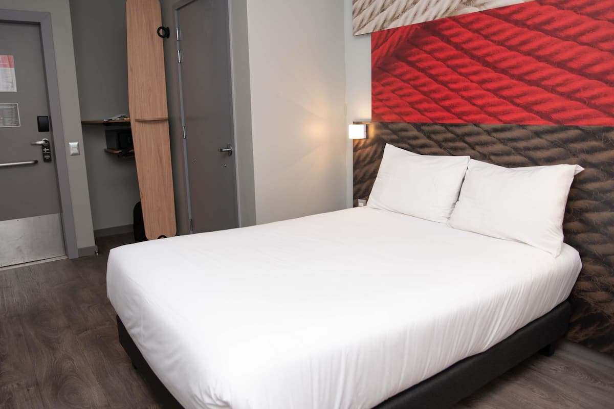 in-room safe, desk, laptop workspace, blackout curtains