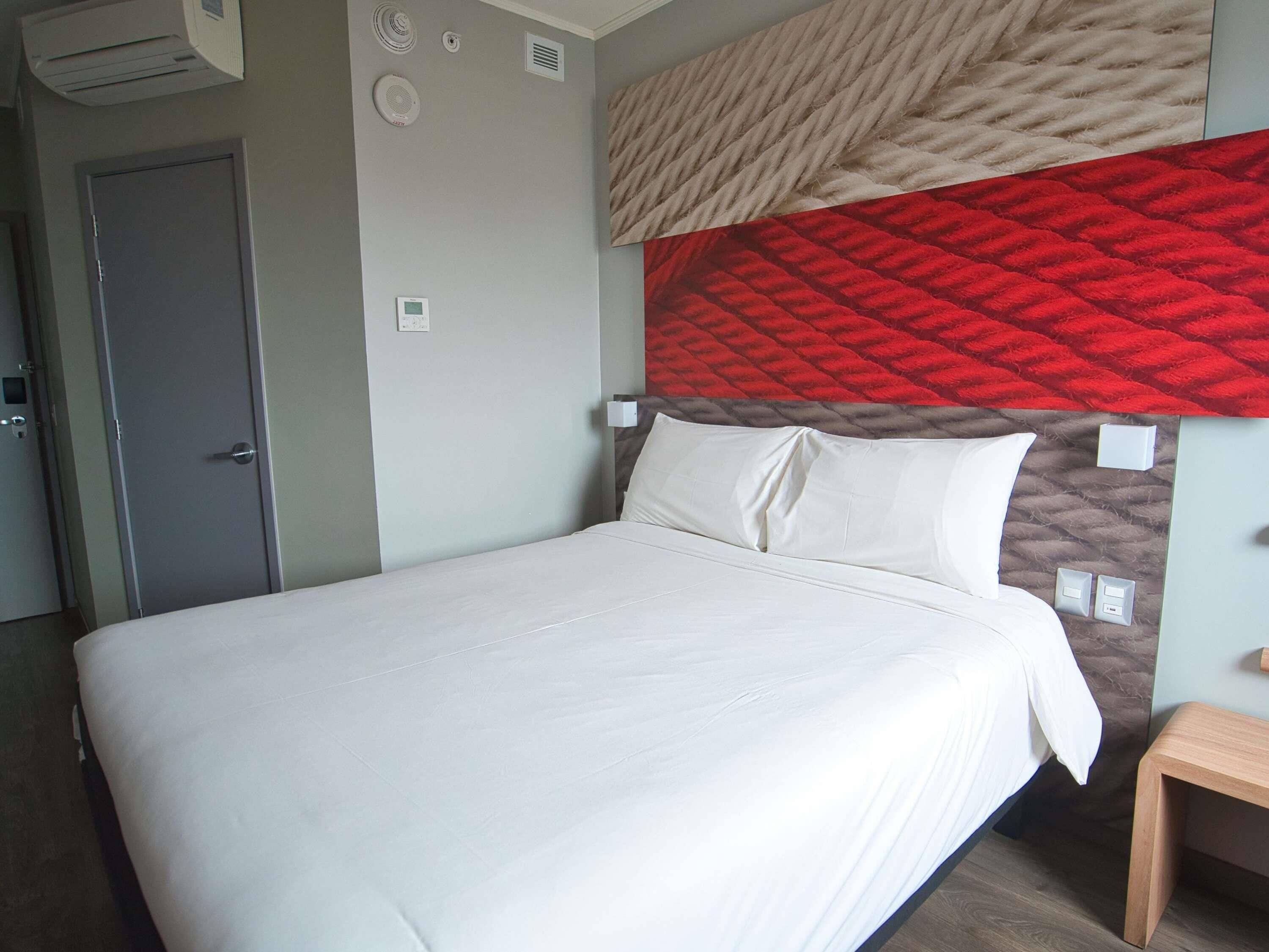 标准房, 1 张双人床 | 客房内保险箱、办公桌、笔记本电脑工作区、遮光窗帘