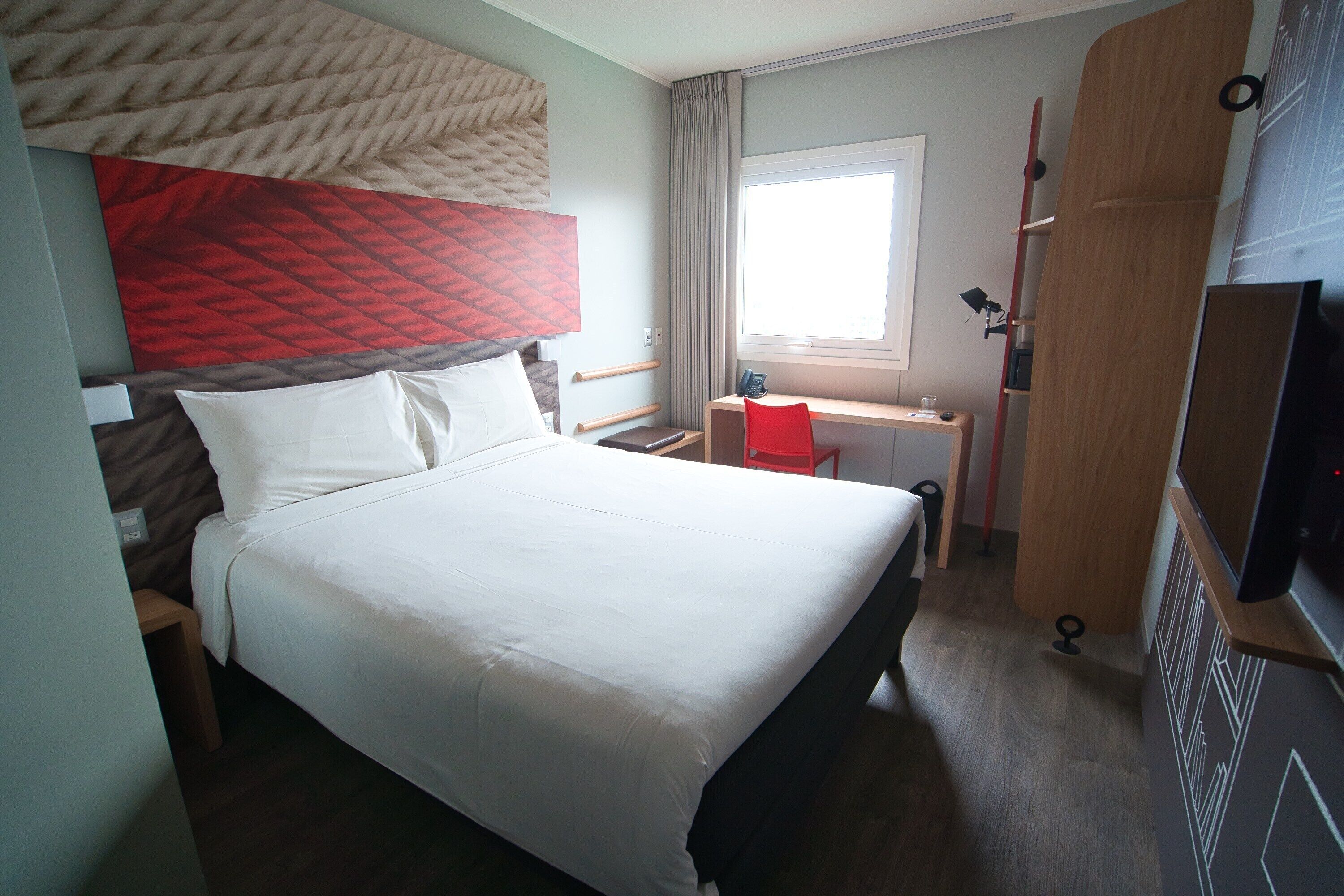 standard room, 1 double bed | in-room safe, desk, laptop workspace, blackout curtains