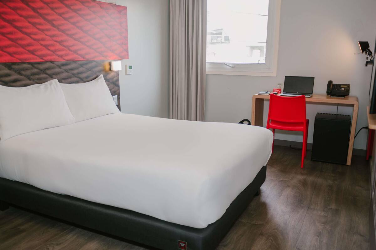 in-room safe, desk, laptop workspace, blackout curtains