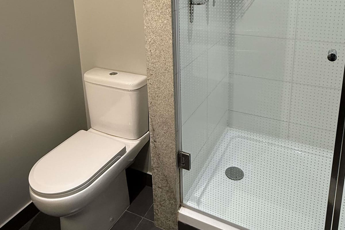 Habitación estándar, 1 cama matrimonial | Caja de seguridad en la habitación y escritorio