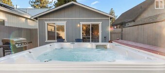 Aerobear Den • Fenced • Pup Friendly • Spa