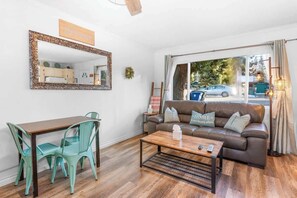 TV, caminetto, studio