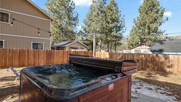 Tina de hidromasaje al aire libre