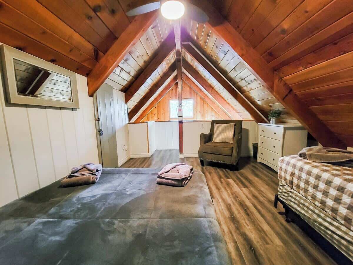2 bedrooms, travel cot, WiFi, bed sheets
