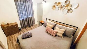 2 bedrooms, travel cot, WiFi, bed sheets