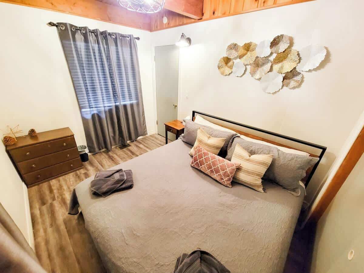 2 bedrooms, travel cot, WiFi, bed sheets