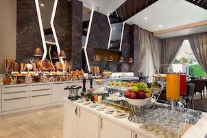 Se sirven desayunos, almuerzos, cenas y cocina india