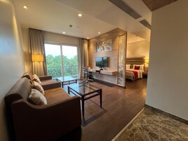 Premier Suite, 1 King Bed, Non Smoking | Living area | Plasma TV, fireplace