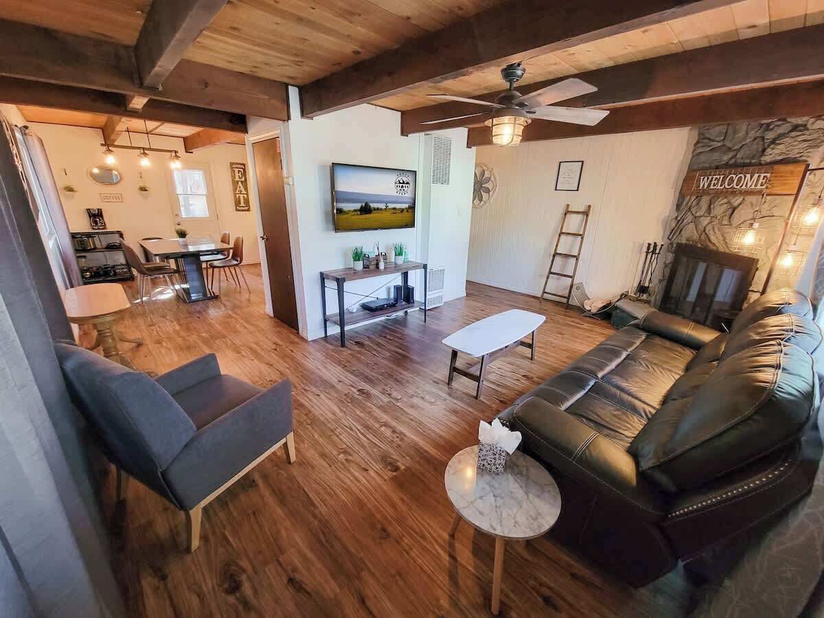 Televisión, chimenea y oficina 