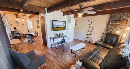 Esterly Hideaway • Spa • Fenced Yard • Firepit
