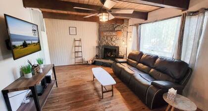 Esterly Hideaway • Spa • Fenced Yard • Firepit
