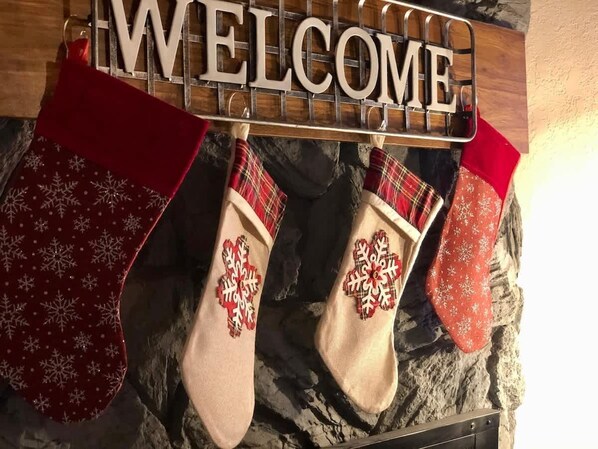 Une enseigne accueillante avec deux chaussettes de Noël suspendues en dessous.
