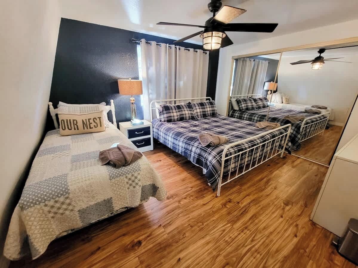 2 habitaciones, tabla de planchar con plancha, cuna de viaje y wifi 