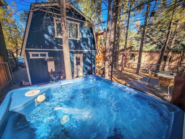 Outdoor spa tub - Esterly Hideaway • Spa • Fenced Yard • Firepit (Big Bear Lake)