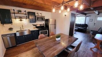 Full-size fridge, microwave, oven, stovetop