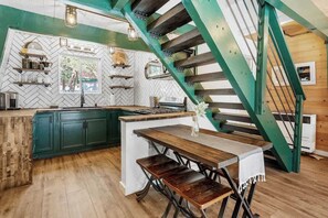 ثلاجة، ميكروويف، فرن، موقد طهي مسطح