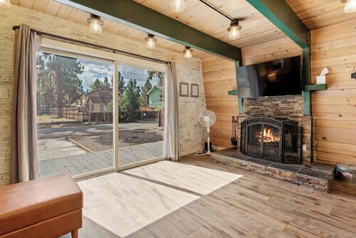 Paradise Cabin • Spa • Pup Friendly • Fenced Yard