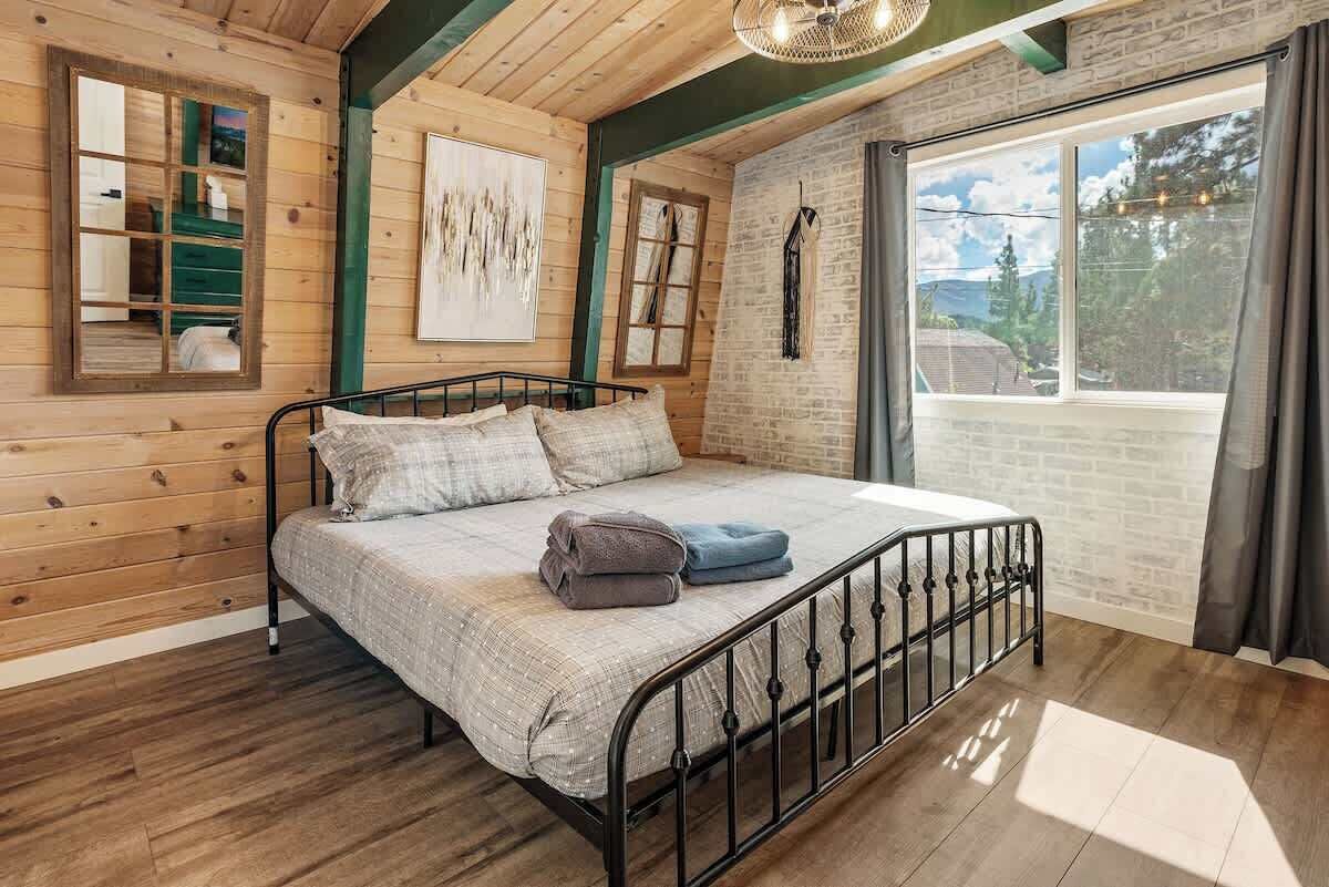 2 habitaciones, tabla de planchar con plancha, cuna de viaje y wifi 