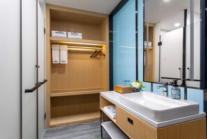 Free toiletries, hair dryer, slippers, towels - Microtel by Wyndham Hangzhou (Hangzhou)