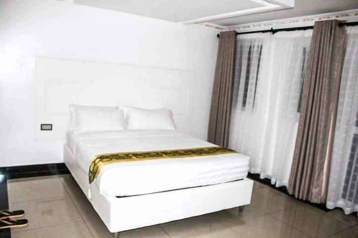 Penthouse, 1 phòng ngủ | Bàn, màn/rèm cản sáng, phòng cách âm 