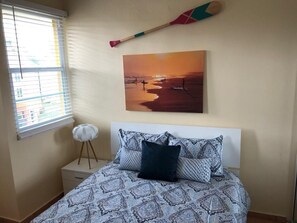 2 slaapkamers, een bureau, een strijkplank/strijkijzer, reisbedje