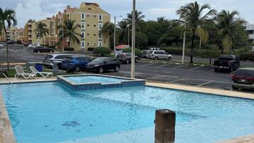 Utomhuspool och uppvÀrmd pool