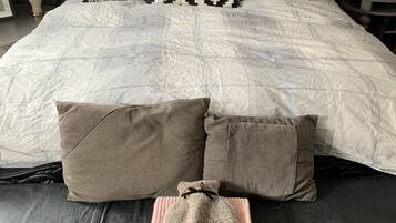 4 bedrooms, desk, iron/ironing board, travel crib