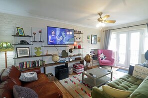 Smart TV, books - The Gatehouse a unique home from home (Folkestone)