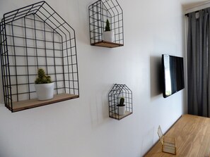 Televisión LCD de 24 pulgadas con canales digitales y televisión